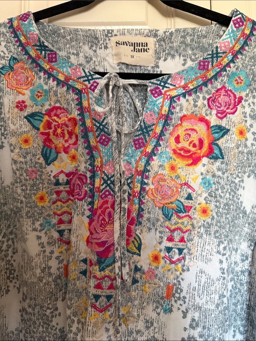 Savanna Jane Blue Gray and White Tunic Style top w/Floral Embroidered ,size 1X